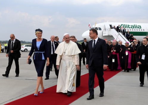 Papa Francisco já chegou à Polônia para JMJ