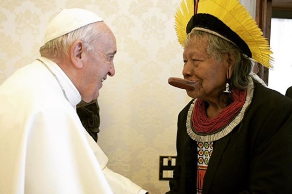 O índio Raoni, líder indígena brasileiro, encontra com Papa Francisco, no Vaticano